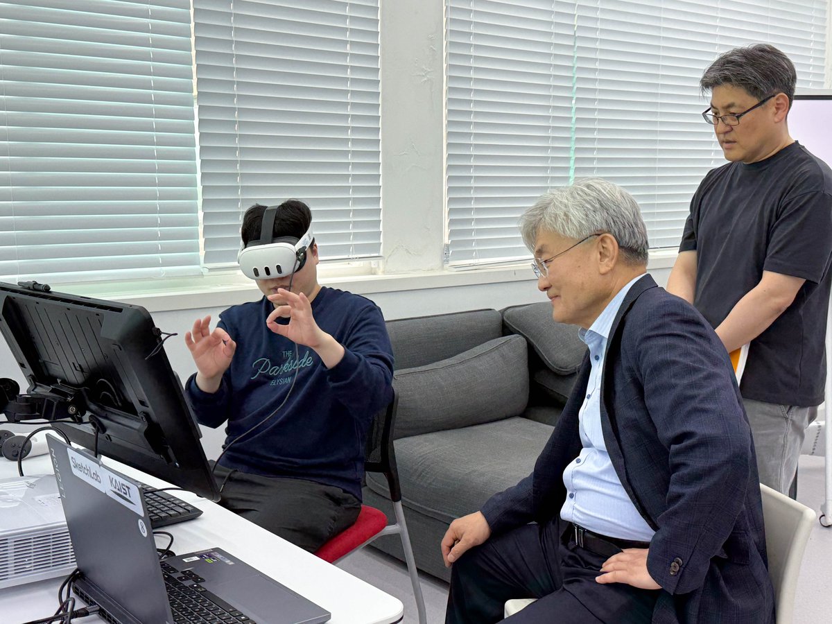 sketchlabkaist's tweet image. On May 15, we had the honor of welcoming Dr. Gyung-su Lee, a pioneer in nuclear fusion who led the KSTAR and ITER programs, and shared our sketching techs with him. Thank you for the amazing stories!⚛️