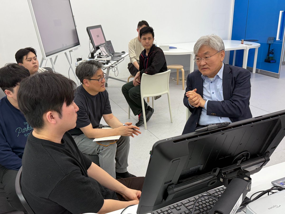 sketchlabkaist's tweet image. On May 15, we had the honor of welcoming Dr. Gyung-su Lee, a pioneer in nuclear fusion who led the KSTAR and ITER programs, and shared our sketching techs with him. Thank you for the amazing stories!⚛️