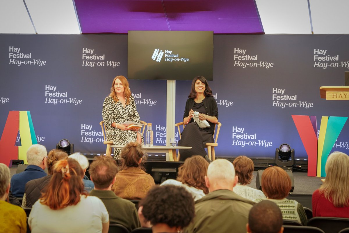 dylanthomprize's tweet image. A wonderful hour spent in the company of our 2025 winner, Yasmin Zaher at @hayfestival! Such fascinating, honest, and detailed answers to a varied range of searching questions from Prize director, @elaine_canning. #SUDTP25 #HayFestival