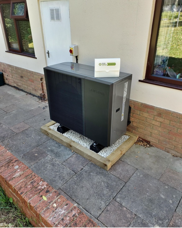 🚨 Big news for UK homeowners: the 1-meter rule for heat pump installs is GONE.

No more planning permission delays.
Terraced homes? You’re good to go.
Greener heating just got easier. 
🔗 yourenergyyourway.co.uk/post/heat-pump…

#YEYW #MakeYourHomePowerful #HeatPumps  #GreenEnergy