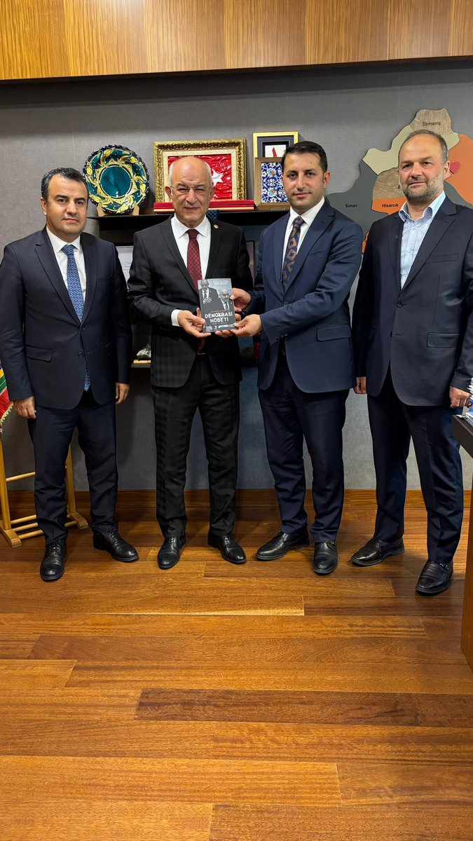 isbamTR's tweet photo. İSBAM Başkanımız Sn. Fatih Aydın, Yönetim Kurulu Üyemiz Sn. Süleyman Tekbaş ve ADAMOR Başkanı Sn. Yusuf Sunar ile birlikte, TBMM Kütahya Milletvekili Sn. Dr. Ali Fazıl Kasap’ı ziyaret ettik.

Sayın Vekilimizin, merhum Başkanımızın aziz hatırasına ithafen kaleme aldığı “Demokrasi Nöbeti” adlı kıymetli eserini takdim almış olmaktan büyük memnuniyet duyduk.

Nazik ev sahipliği ve bu anlamlı eseri için Sayın Dr. Ali Fazıl Kasap’a teşekkür eder, çalışmalarında başarılar dileriz.