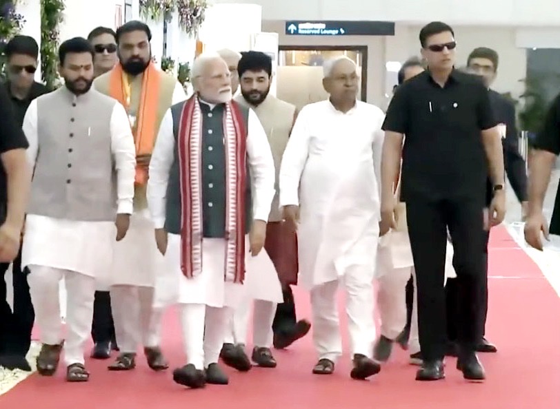 NitishKumar's tweet photo. आज आदरणीय प्रधानमंत्री श्री नरेन्द्र मोदी जी द्वारा जयप्रकाश नारायण अंतर्राष्ट्रीय हवाई अड्डा, पटना के नए टर्मिनल भवन के उद्घाटन तथा बिहटा हवाई अड्डे के नए सिविल एनक्लेव के शिलान्यास कार्यक्रम में सम्मिलित हुआ।
जयप्रकाश नारायण अंतर्राष्ट्रीय हवाई अड्डा, पटना के नए टर्मिनल भवन के निर्माण तथा बिहटा हवाई अड्डे के नए सिविल एनक्लेव के शिलान्यास से बिहार में हवाई संपर्कता और पर्यटन क्षेत्र को और अधिक बढ़ावा मिलेगा। साथ ही राज्य में आर्थिक वृद्धि और समग्र विकास को भी गति मिलेगी।