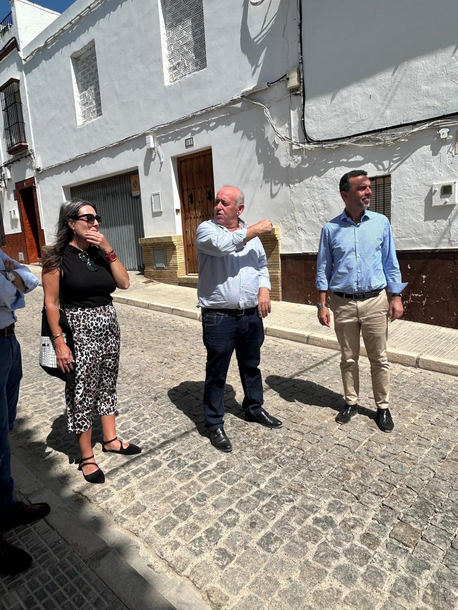 JavierMillanCz's tweet photo. En #LaPueblaDeCazalla visito obras de construcción de viviendas tuteladas para personas con discapacidad cofinanciadas por @AndaluciaJunta vía #PFEA
@JusticiaJunta ha concedido ayuda #Feclima de 99.900 € para reparar daños en la red de drenaje provocados por fenómenos naturales https://t.co/ut91x7fUgN