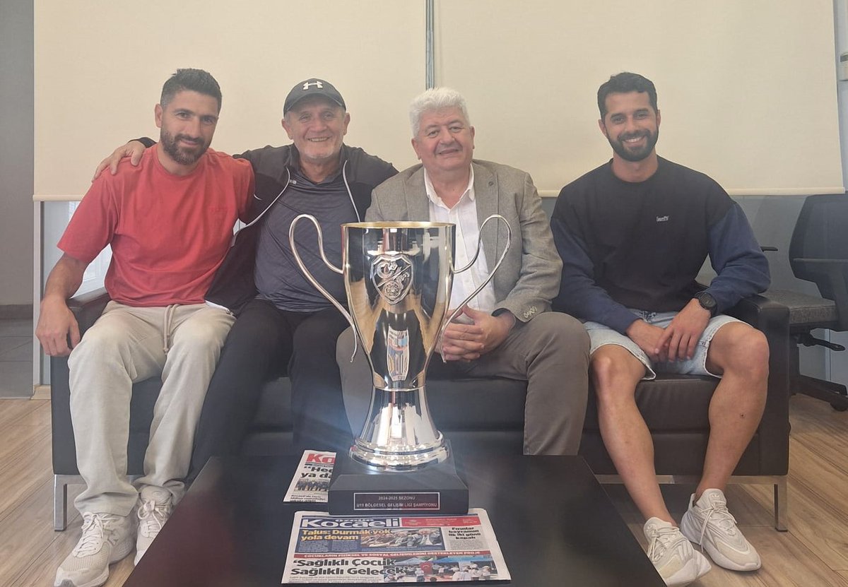 Şampiyonluğun mimarları, gençlerimizi hazırlayan  Gençlik Geliştirme Sorumlusu Aydın Günaydın, Murat Tiraki ve  Fatih Çiyan hocalarımız bugün gazetemizde misafir oldular. Geleceğe daha umutla bakmamızı sağlayan şampiyonluk kupası ile poz vermek de bana düştü. #Kocaelispor U19