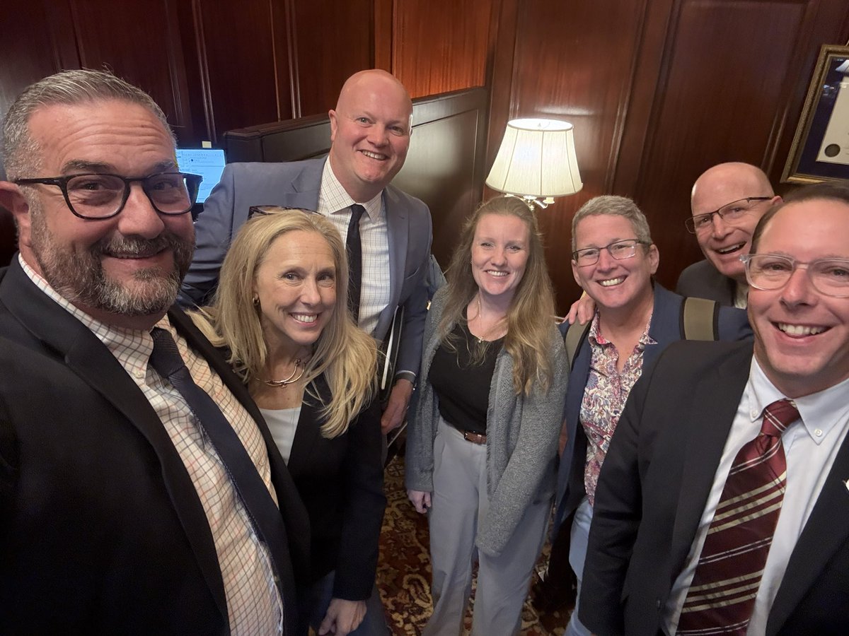 mfriedmanPGH's tweet image. What a year. 🎓✨
Grateful to complete a powerful year-long fellowship with EPLC—growing as a leader, deepening my policy lens, and building lifelong connections with equity-driven changemakers across PA.
The work continues—and I’m ready.
#EPLC #EdLeadership #K12Leadership…
