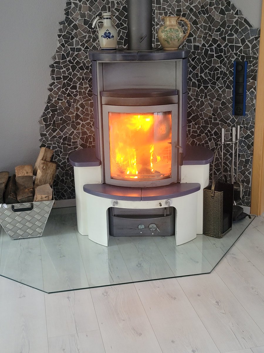 Frau scheint es auch zu kalt zu sein! 😂