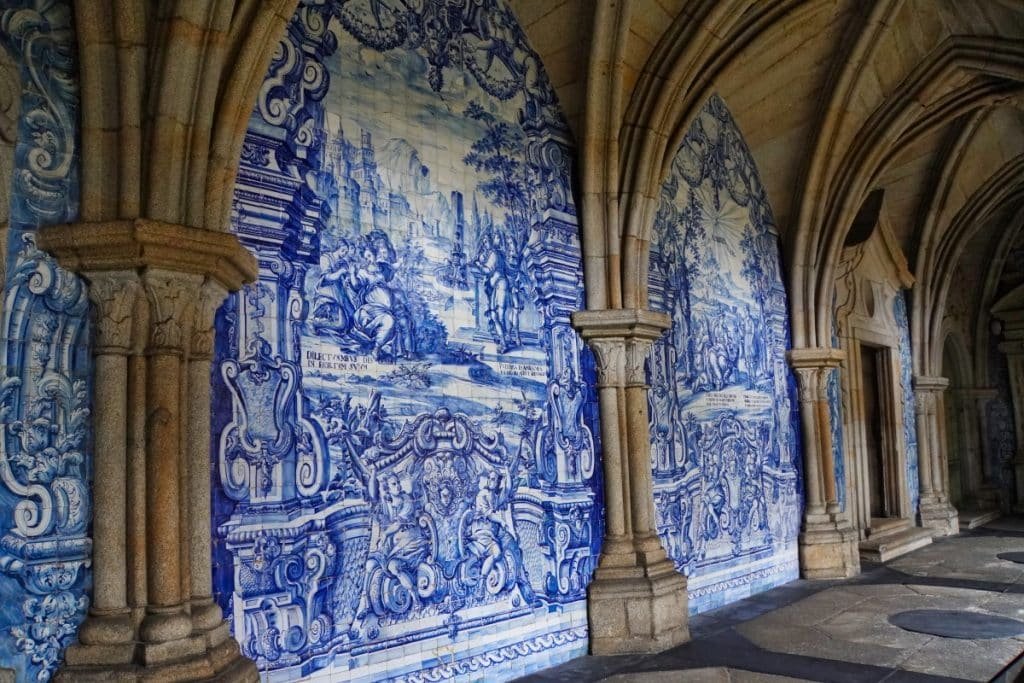 MizeraMichael's tweet image. The Porto Cathedral is a Roman Catholic church in Porto, Portugal. The South transept arm gives access to the Gothic cloister, which is decorated with baroque azulejos by Valentim de Almeida (between 1729 and 1731). They depict some scenes from the Song of Songs.#azelujos #porto