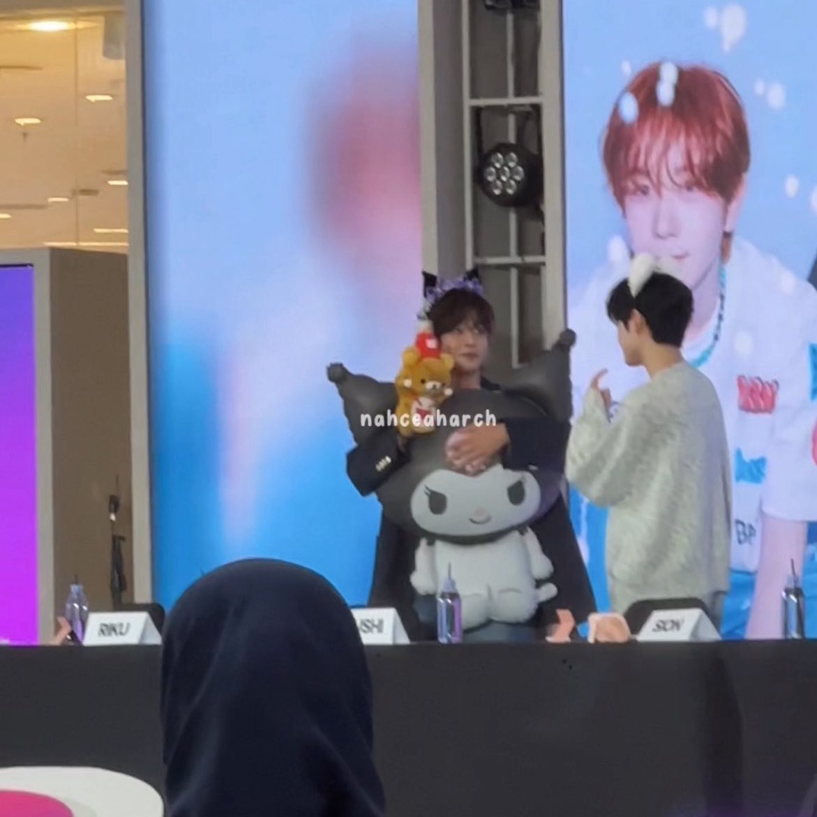 머리띠 쓰고 어떠냐고 물어보는건가?ㅠㅠㅠㅠㅠㅠㅠㅠㅠㅠㅠ