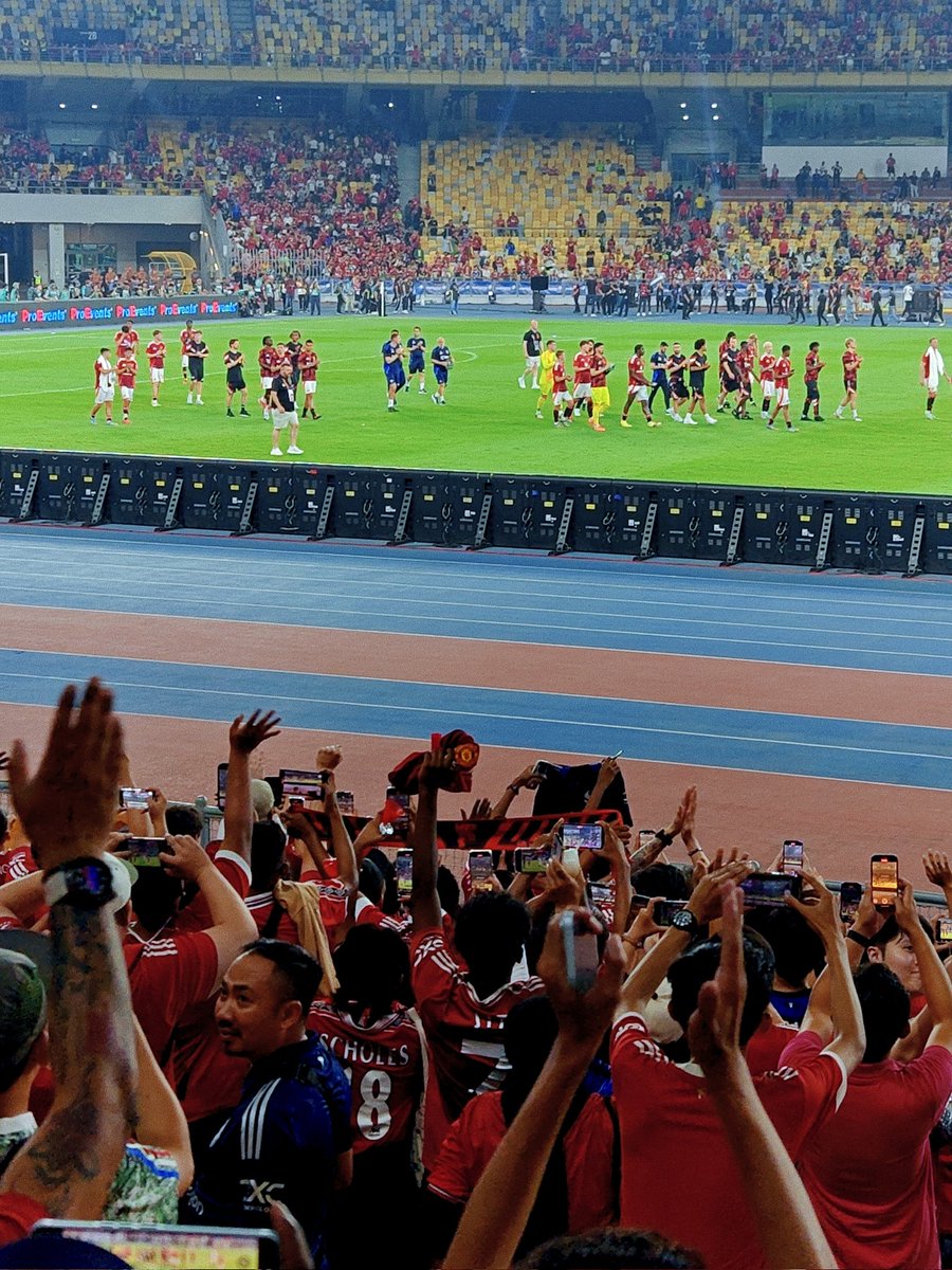 Eu_Jinn's tweet photo. Unforgettable first live football match at Bukit Jalil: Manchester United vs. ASEAN All-Stars! 
The atmosphere was absolutely electric. Captured it all with my Oppo Find X7 Ultra, powered by the Snapdragon 8 Gen 3. 
Pure vibes!

@Snapdragon 
@ManUtd https://t.co/teVJaVWOwT