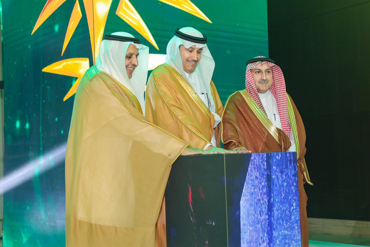 أشعر بالفخر لرعايتي حفل تخريج 490 خريج وخريجة من الأكاديمية السعودية اللوجستية وتدشين فرعين إضافيين للأكاديمية في كل من جدة والمنطقة الشرقية، وسرتني مشاعر الفرح والبهجة التي ارتسمت على وجوه الخريجين والخريجات والحماس الذي أبدوه لمباشرة مهامهم الوظيفية بالجهات الشريكة مع