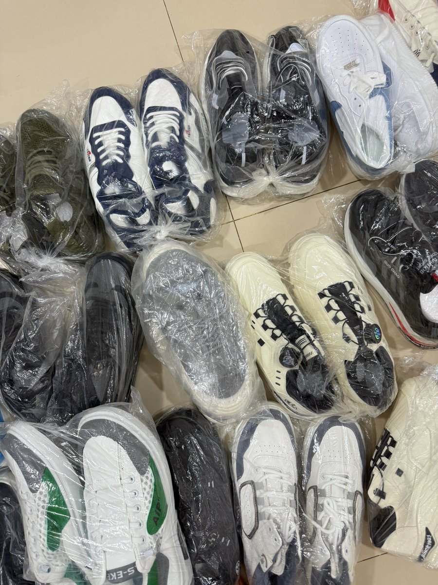 anisyaahnm's tweet photo. hari-hari nyokap gue ada aja😭 INI HARUS JUAL GIMANA YA GUYS? sepatu import bangkok &amp; china, kualitasnya bagus bgt lagi ga kayak sepatu 100rban. kalo gue jual disini pada mau gaa? tar co pake oyen (permodel cmn ada 1 pasang) ADA 5 KARUNG TOLONG😭😭😭😭 https://t.co/id3LD3GBU9