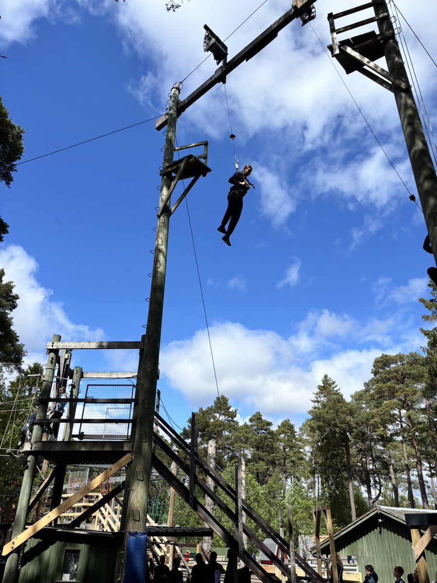 BathgateARK's tweet image. We were lucky with Landmark day 2! The sun came out for us so that pupils could make the most of their ARK Rewards Day! 🌳 @BathAcadNews
