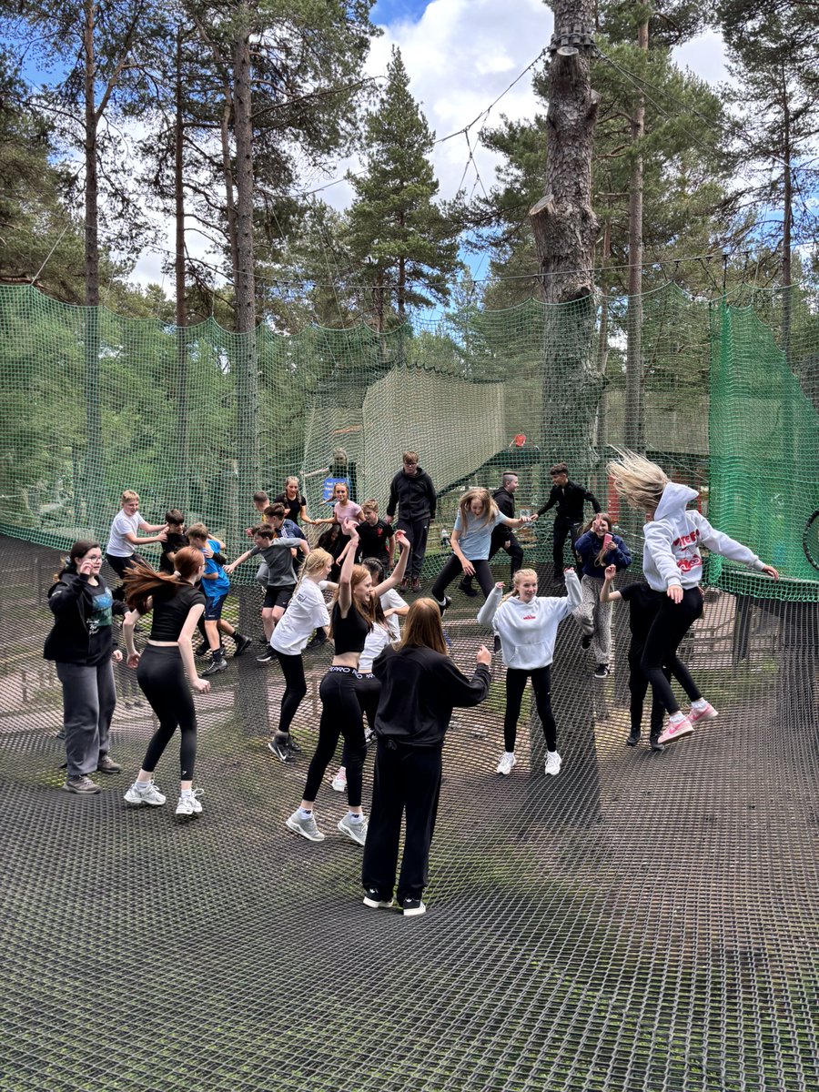 BathgateARK's tweet image. We were lucky with Landmark day 2! The sun came out for us so that pupils could make the most of their ARK Rewards Day! 🌳 @BathAcadNews
