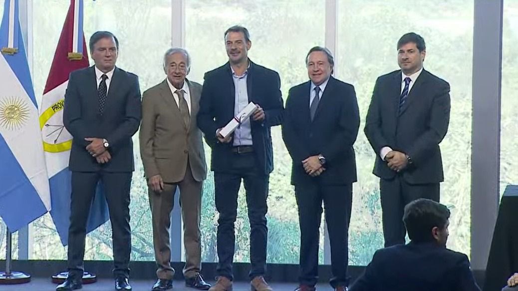Nuestro compañero ⁦<a href="/facundo_olivera/">Facundo Olivera</a>⁩ recibiendo el diploma que lo acredita como Convencional Constituyente de Santa Fe.

Premio a su militancia, lealtad y coherencia.

Enorme alegría !!!