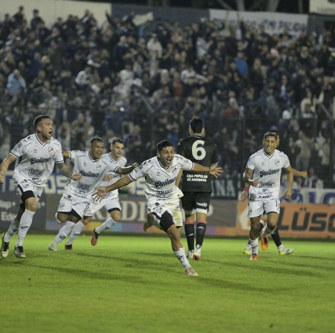 Vamos vamos los pibes.

𝐽𝑎𝑛𝑜 𝐶𝑜𝑟𝑜𝑛𝑒𝑙, la figura versus San Martín elegida por los hinchas.