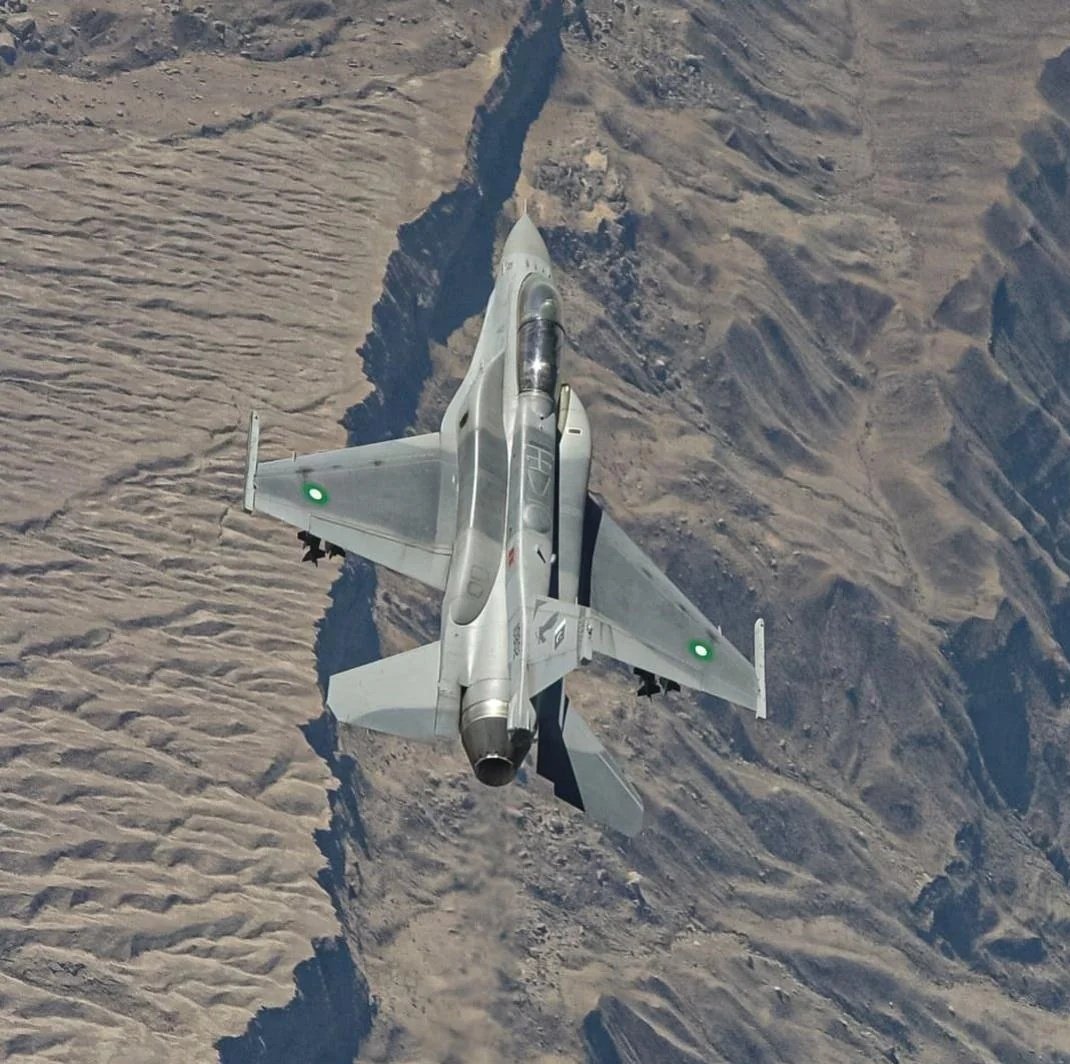 NavCom24's tweet photo. #BREAKING: Just in, locals reporting that large number of Pakistani fighter jets are patrolling near Afghan border. https://t.co/Na1WQh0pQc