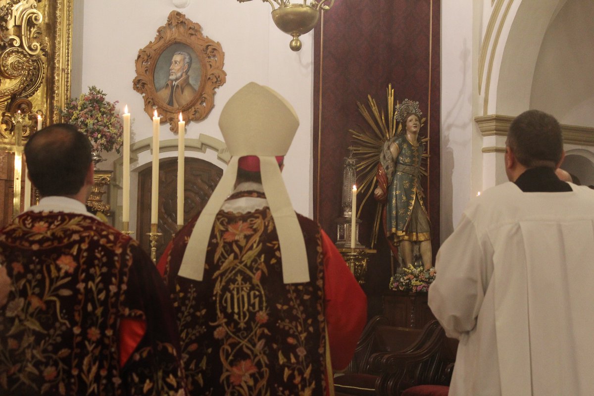 El nuevo Obispo de <a href="/diocesiscordoba/">Diócesis de Córdoba</a> <a href="/ObispoJesusFG/">Jesús Fernández González</a> con dalmática y casulla de guitarra en el Seminario