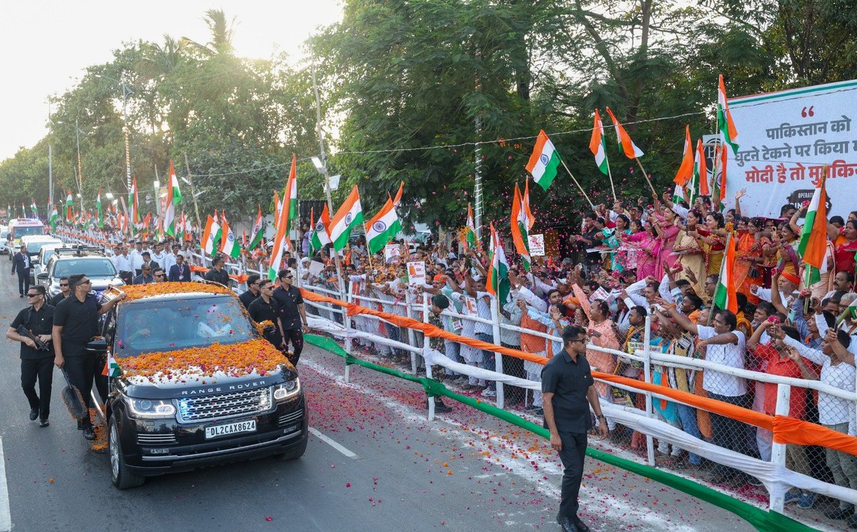 narendramodi's tweet photo. पटना के रोड शो में मुझे आशीर्वाद देने आए परिवारजनों के अपार स्नेह और अपनत्व से अभिभूत हूं। इस दौरान लोगों में विशेषकर हमारी नारी शक्ति और युवा शक्ति में देशभक्ति की जो भावना दिखी, वो हृदय को छू गई। गौरवशाली विरासत और विकास को समर्पित राज्य की जनता-जनार्दन का ये उत्साह हर किसी को प्रेरित करने वाला है।
