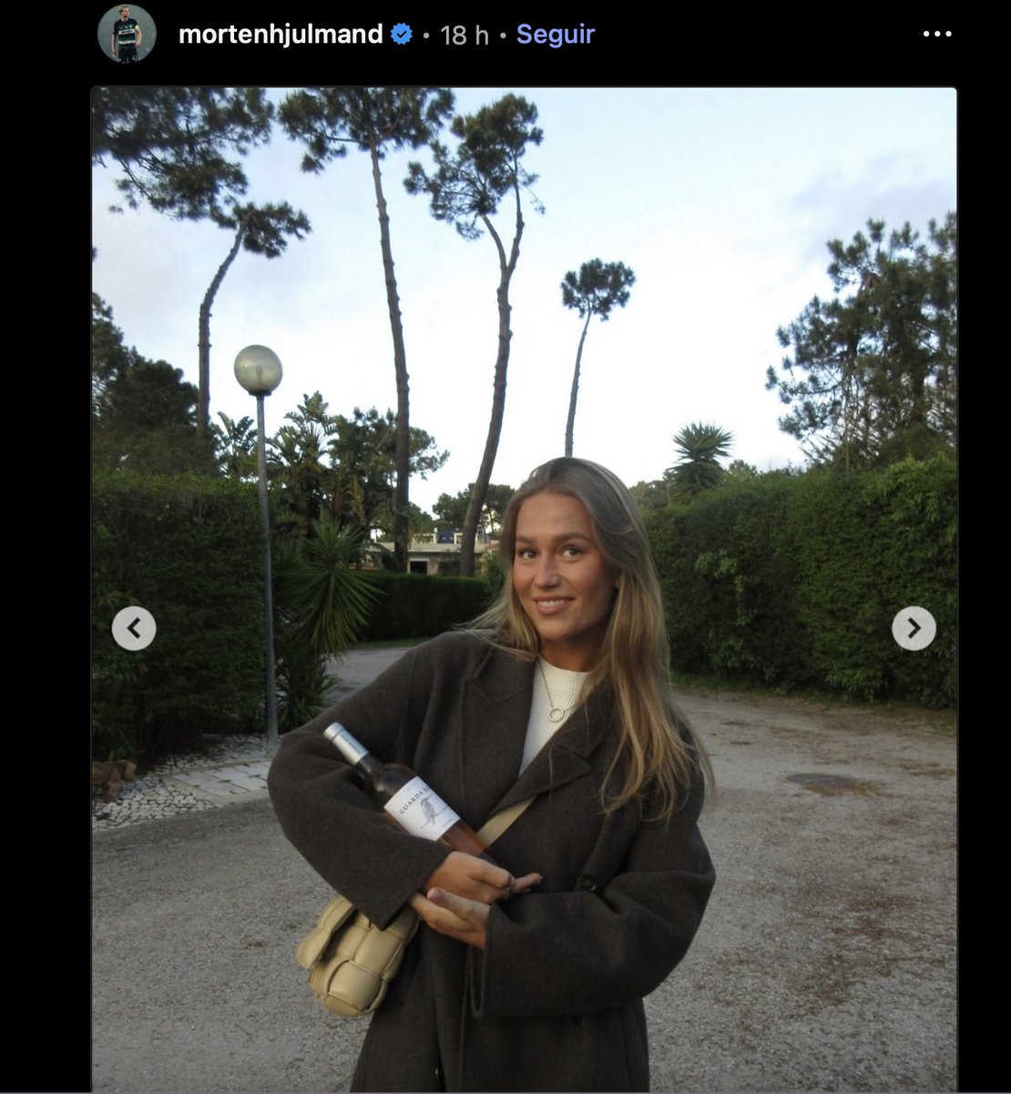 A namorada do Morten a levar-lhe um Guarda Rios, bom vinho! É à SPORTING! Mateus é para a malta do SLB.