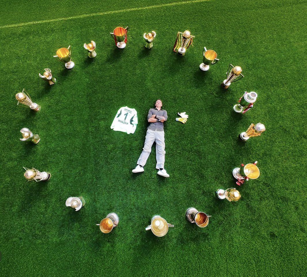 Fernando "zamanı" bile tuttu. Kaptan🥺🏆 
<a href="/1_Muslera_25/">Fernando Muslera</a> 
<a href="/GalatasaraySK/">#5YıldızlıŞampiyon ⭐️⭐️⭐️⭐️⭐️</a>