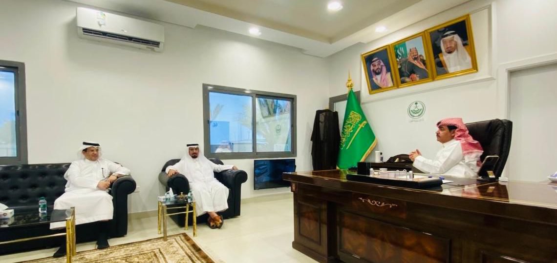 🔴 #مركز_الحديثه 🔴
رئيس مركز الحديثة/ممدوح المطيري   
استقبل الاستاذ /احمد العبثاني المدير العام بالمواصفات والمقاييس والجودة والاستاذ/احمد الظاهري مستشار نائب المحافظ لقطاع العمليات والمطابقة والاستاذ / نزال العنزي رئيس قطاع العمليات والمطابقة بفرع المواصفات والمقاييس ب