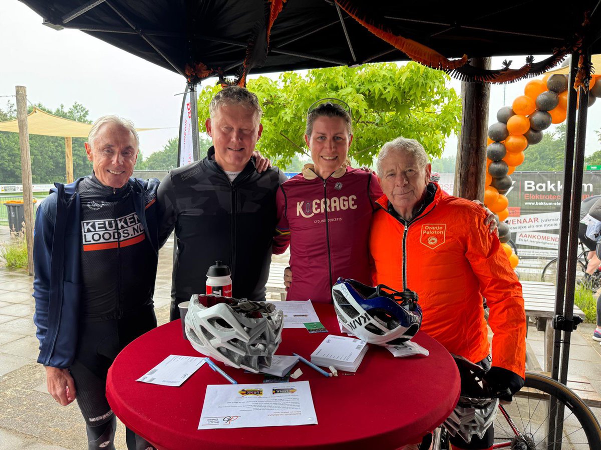 Met deelnemers van <a href="/Sterrenfietsen/">Sterrenfietsen</a> na afloop van mooie #GerardVianenClassic