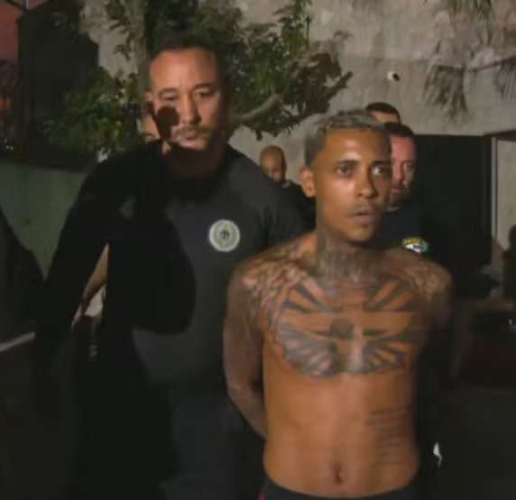 renatasouzario's tweet photo. De um lado, o dia da prisão de Roberto Jefferson, responsável por disparar tiros contra a Polícia Federal. Do outro, MC Poze do Rodo, cantor de funk preso por fazer baile nas favelas do Rio de Janeiro. Quem tem direito à defesa, à dignidade e à Justiça no Brasil? https://t.co/s0etbsTOXl