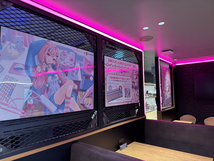 CafeBar_RAGE_ST's tweet image. 🎀結城さくな × AMICISコラボ🎀
実は見逃しがちなフォトスポットを2つご紹介📣
🐾1Fカフェスペースに3つのポスターが展示中
🐾店舗外モニターにさくたんが登場!?
デバイスの実機試遊も実施中!
是非この機会に店舗までお越しください🙌
#結城さくな #さくなデバイス部 #AMICIS
