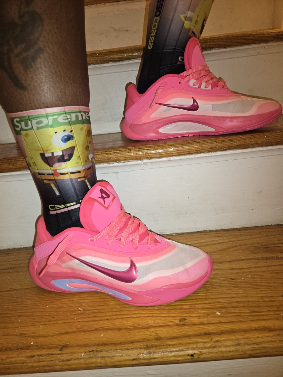 trudyspeaks's tweet photo. 👟: A'JA Wilson A'one 'Pink A' ura'
🧦: Supreme SpongeBob collab
#KOTD #stilllaceddifferently #sneakerheads #chicksinkicks #kick0l0gy #kicksandfros #CNKdaily #sneakHerStyle #walklikeus #walklikeher #sneakerholics #sneakeroftheday #complexkicks #nicekicks #hellalaced https://t.co/0RuriFqGoq