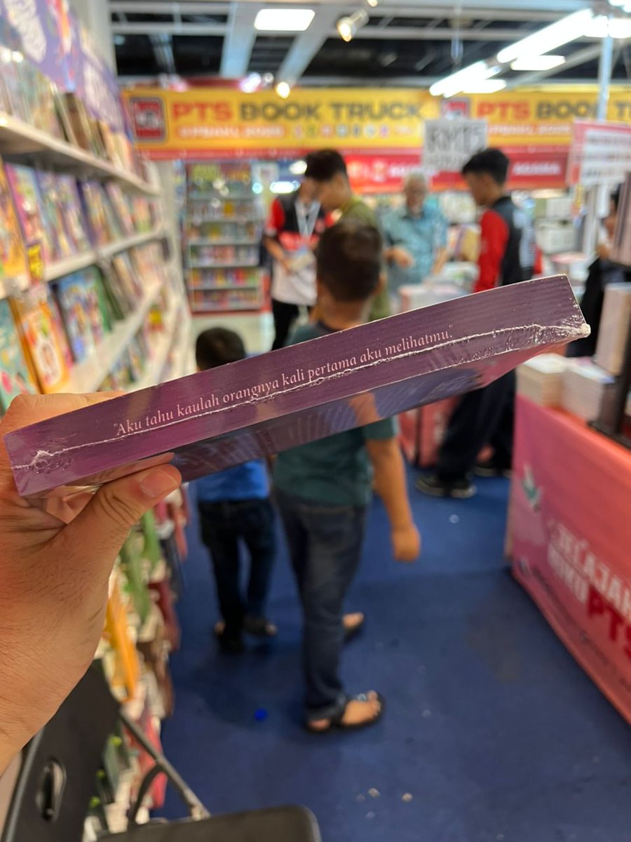 Alhamdulillah ROMAN LAKARLOKA telah tiba di PBAKL 2025 malam ini.🤲 Jangan lupa temu janji kita esok 5-6 petang.📚 Insya Allah ada hadiah istimewa untuk pengunjung meet &amp; greet.🎁