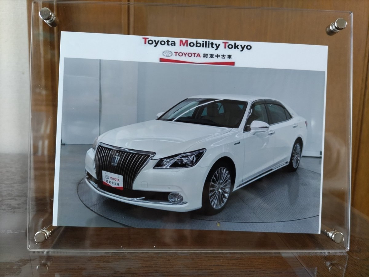 kousetsu1709's tweet photo. 営業車は第一希望は黒、
第二希望はマジェスタでした。

ただし中古車なので
なかなか出てこない……、

そんなところに古い車ですが
白で 3.5万kmと走行距離も短く

内装が白の本革という
白✕白に、これでいいかな？

トヨタのエースナンバー
36 をつけましたが
品川ナンバーの時は
また考えます。 https://t.co/B2mRGIWzAW