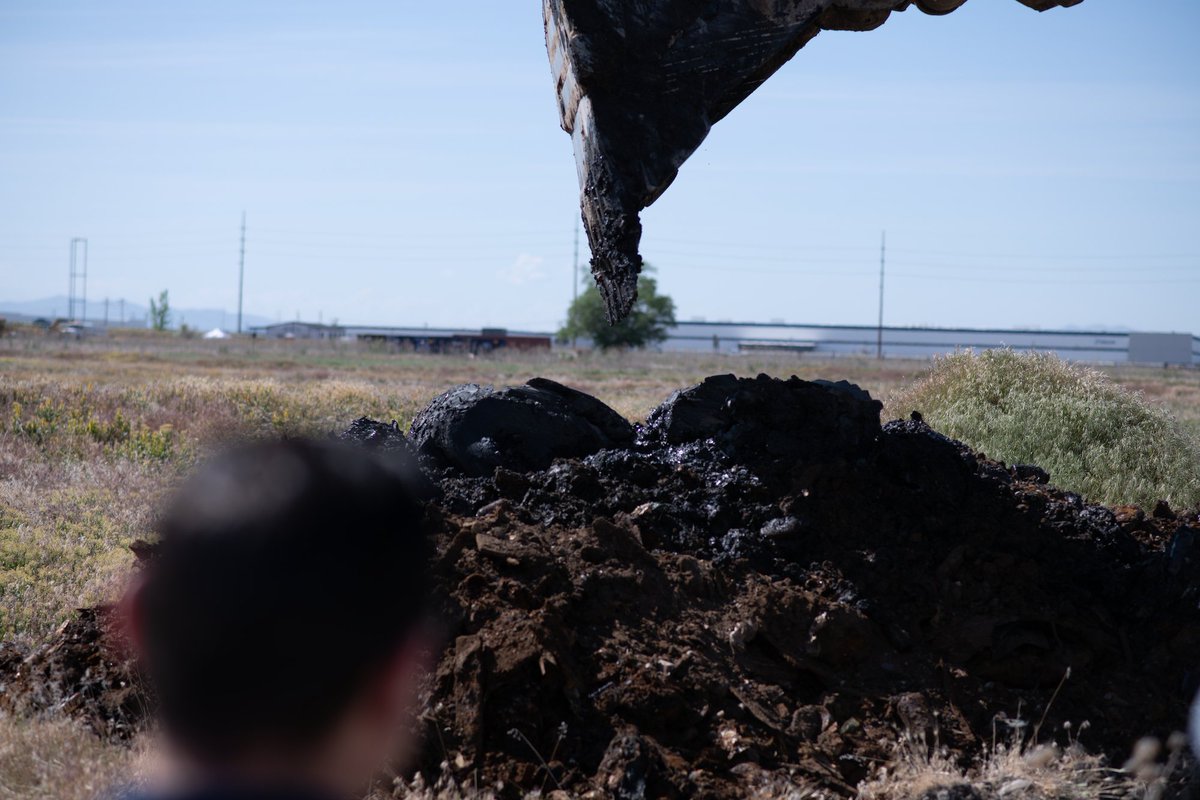 UTPortAuthority's tweet image. From landfill to opportunity: UIPA just kicked off the North Temple remediation project with a symbolic first scoop.
"This isn’t just a cleanup—it’s a comeback."
Cutting-edge tech, community impact, and a bold vision for the west side.