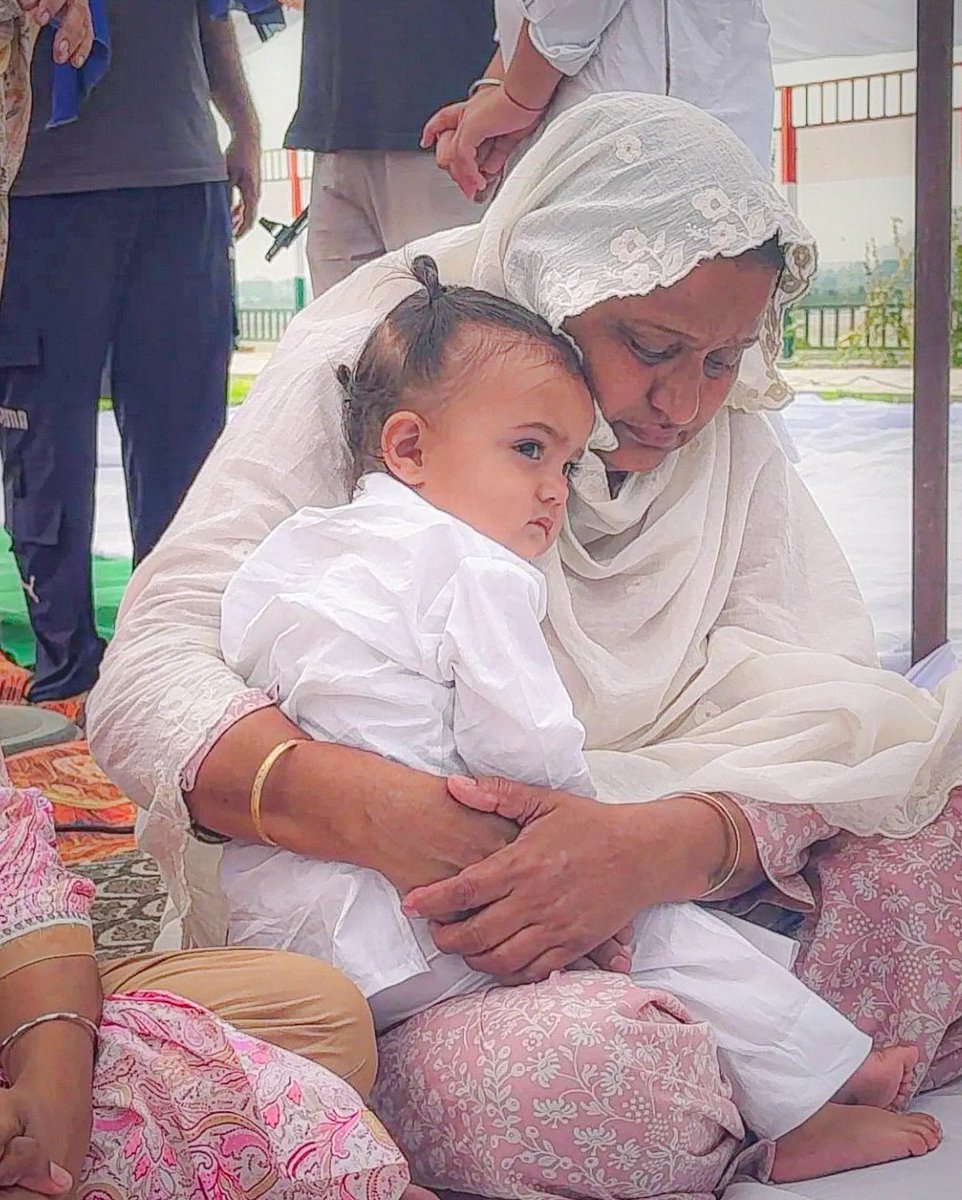 "Vang puttran te maava'n vi daler hundia" 🙏🏻

#SidhuMooseWala 
#JusticeForSidhuMooseWala