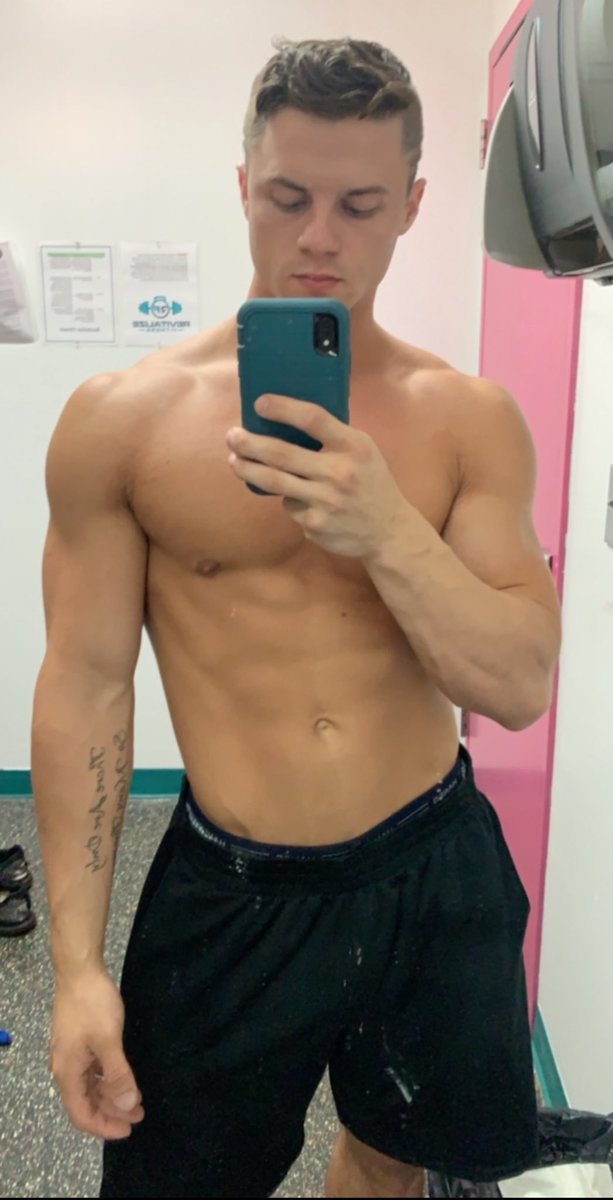 MuscleGodMarcus tweet media