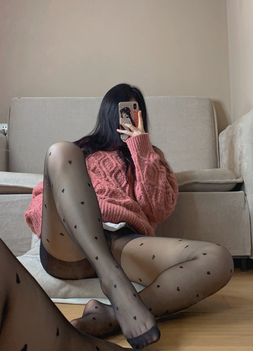 ryanjay186's tweet image. 狗这种生物，就不能给它完全的自由～
得让它时时刻刻感觉到自己身上有能控制它的绳子，有禁锢它的项圈，这样它才能做到令行禁止。如果自由给多了它就会撒欢儿乱跑乱叫，心中失了尊卑，主人会对它生气、失望，以至于遗弃 #女S调教 #女王 #SM #女S #调教贱狗