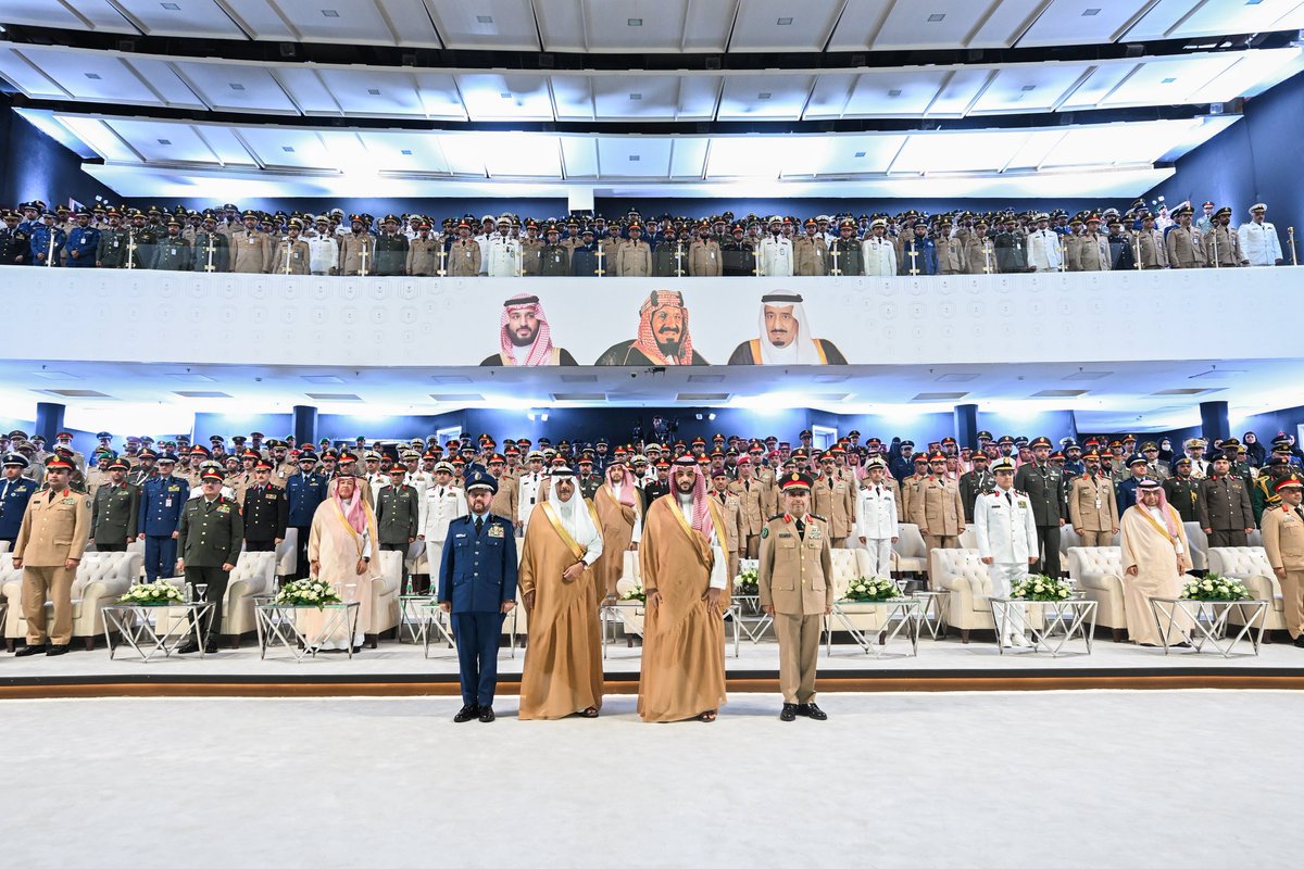 سعدت بحضور أول حفل تخريج لدارسي جامعة الدفاع الوطني بوزارة الدفاع.
أهنئ الدارسين فيها من منسوبي الوزارة وزملائهم من مختلف وزارات وقطاعات الدولة، ومن الدول الشقيقة والصديقة بمناسبة تخرجهم.
سائلاً الله لهم التوفيق والسداد، وأن يجعل ما اكتسبوه عونًا لهم في خدمة قيادتهم ووطنهم.
