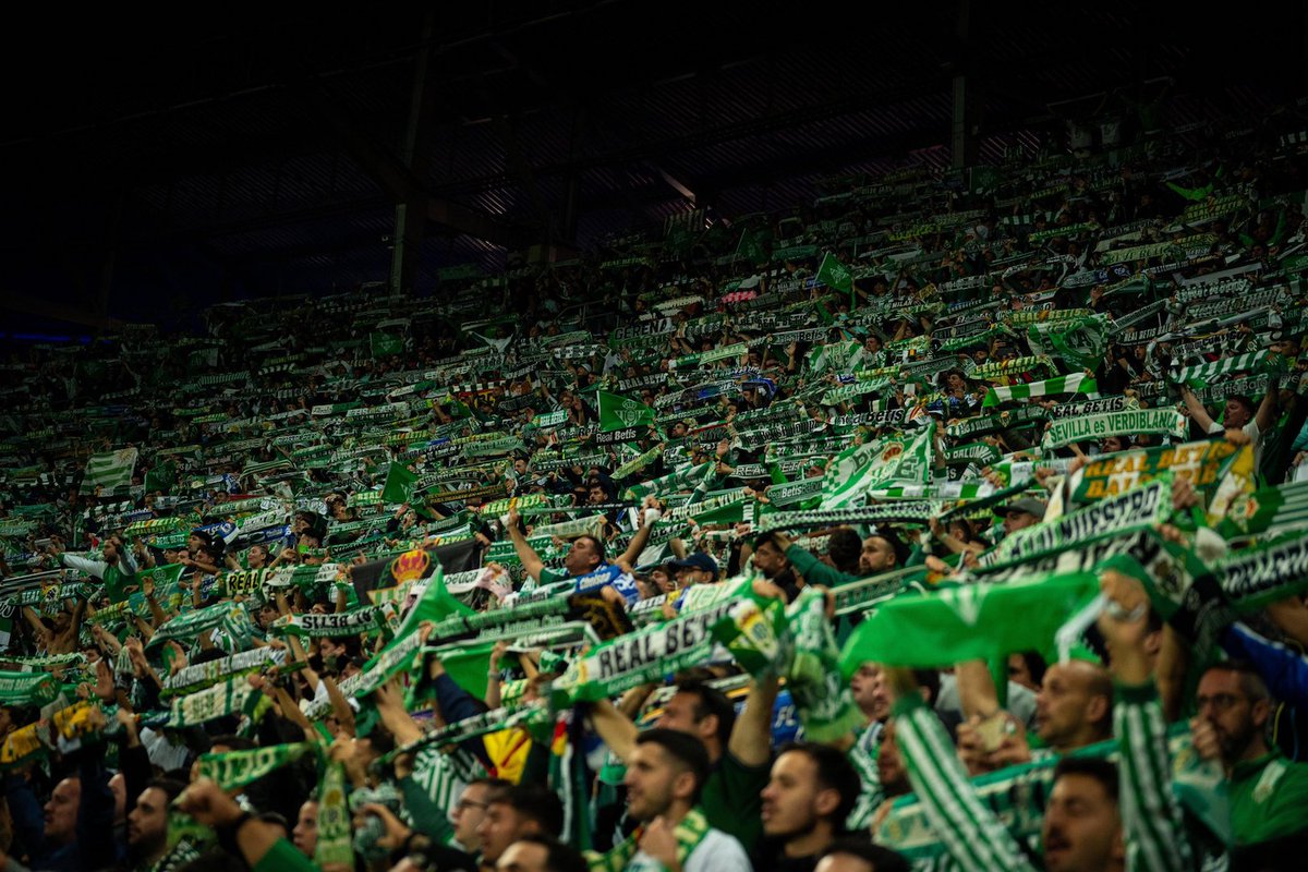 Después de más de un siglo de historia, todavía algunos creen que pueden menoscabar la alegría de un Bético.
Es la vida, el todo, la razón de la existencia... po no se enteran.