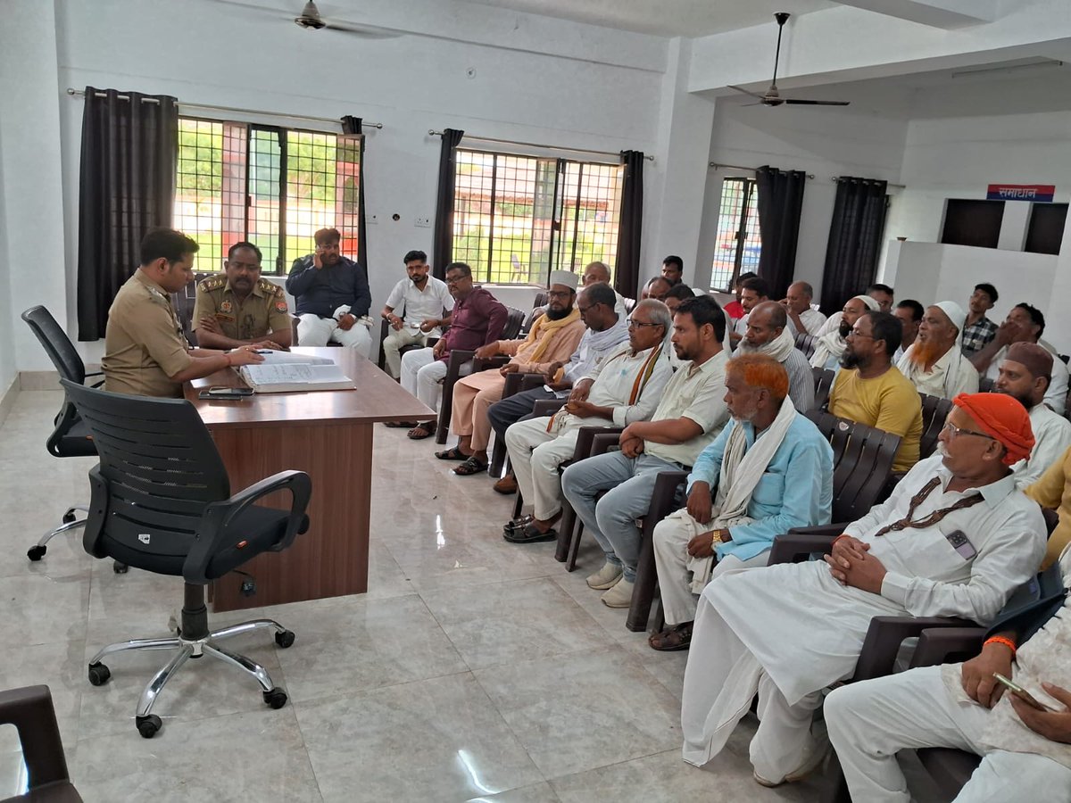 sultanpurpolice's tweet photo. पुलिस अधीक्षक सुलतानपुर @ipskunwaranupam के निर्देशन में क्षेत्राधिकारी नगर द्वारा आगामी त्यौहार बकरीद के दृष्टिगत जनपद के धर्मगुरुओं, प्रतिष्ठित/सम्भ्रान्त व्यक्तियों के साथ थाना बंधुआकला में पीस कमेटी की मीटिंग की गयी।
#UPPolice #IgrangeAyodhya #adgzonelucknow https://t.co/vx7mT4dKCU
