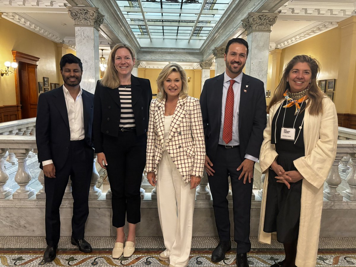 Alexa_Young's tweet image. Our #GettingThingsBuilt cross-Canada tour stopped by Queen’s Park yesterday where the New Economy Canada team, members and partners met with Ontario MPPs of all stripes, staff and civil servants to share ideas on how to:

➡️ Keep growing investment in Ontario’s clean economy
➡️…