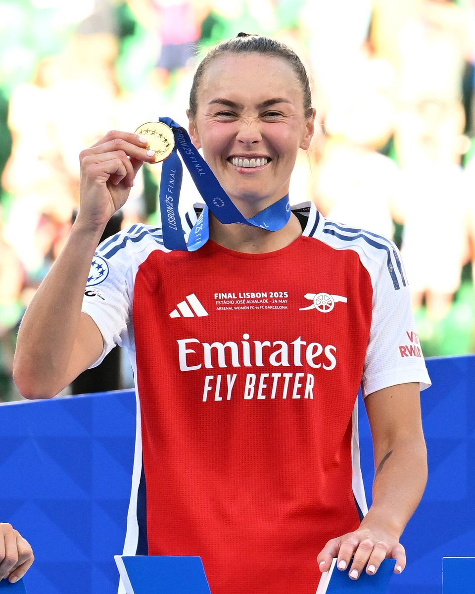 UWCL's tweet image. Show us your medal, Caitlin! 😍🏅

#UWCLfinal || @CaitlinFoord