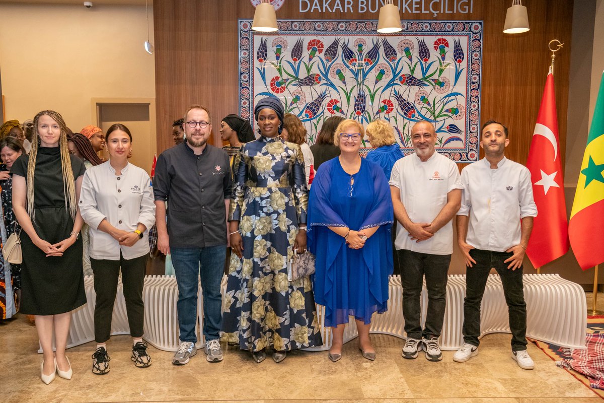 yeedakar's tweet photo. YEE Dakar Koordinatörü Merve Işık Efe, Senegal Cumhurbaşkanı’nın eşi Marie Khone Faye’ye, Yunus Emre Enstitüsü adına Kütahya Porselen’den el boyaması çini bir tabak hediye etti. Bu zarif hediye, kültürel dostluğun güzel bir simgesi oldu.
#TürkMutfağıHaftası #yeeorgtr https://t.co/Xf8ffEorUf