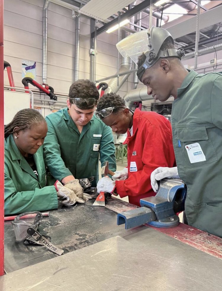 ❤️ Printemps de l'écriture : les élèves allophones du DAFANA du collège Rouget de Lisle sont venus dans les ateliers du Lycée Le Corbusier 67 réaliser en métal leurs silhouettes sur le thème du Voyage... Ils ont gagné le prix Devon !

lyceelecorbusier.eu/projets/?p=9442