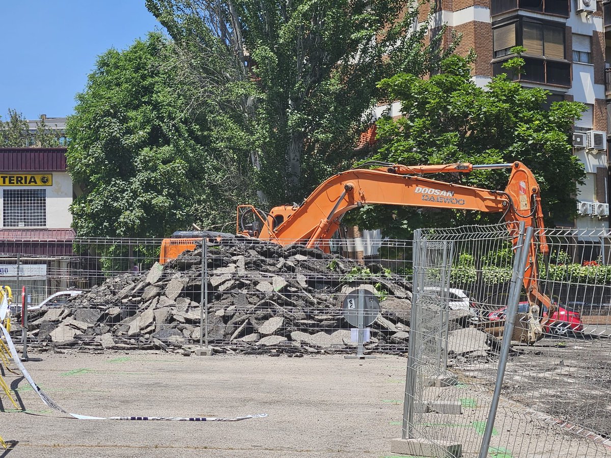 <a href="/bcarabante/">Borja Carabante</a> <a href="/MADRID/">Ayuntamiento Madrid</a> <a href="/JLL/">JLL</a> Excepto los ciudadanos que ya vivimos aquí, que nos construyen basureros en la puerta y ventanas de nuestras casas. Hoy han empezado a destrozar el barrio de La Paz. <a href="/noalcantonlapaz/">No al Cantón de Limpieza en C/Sangenjo 35 (La Paz)</a>