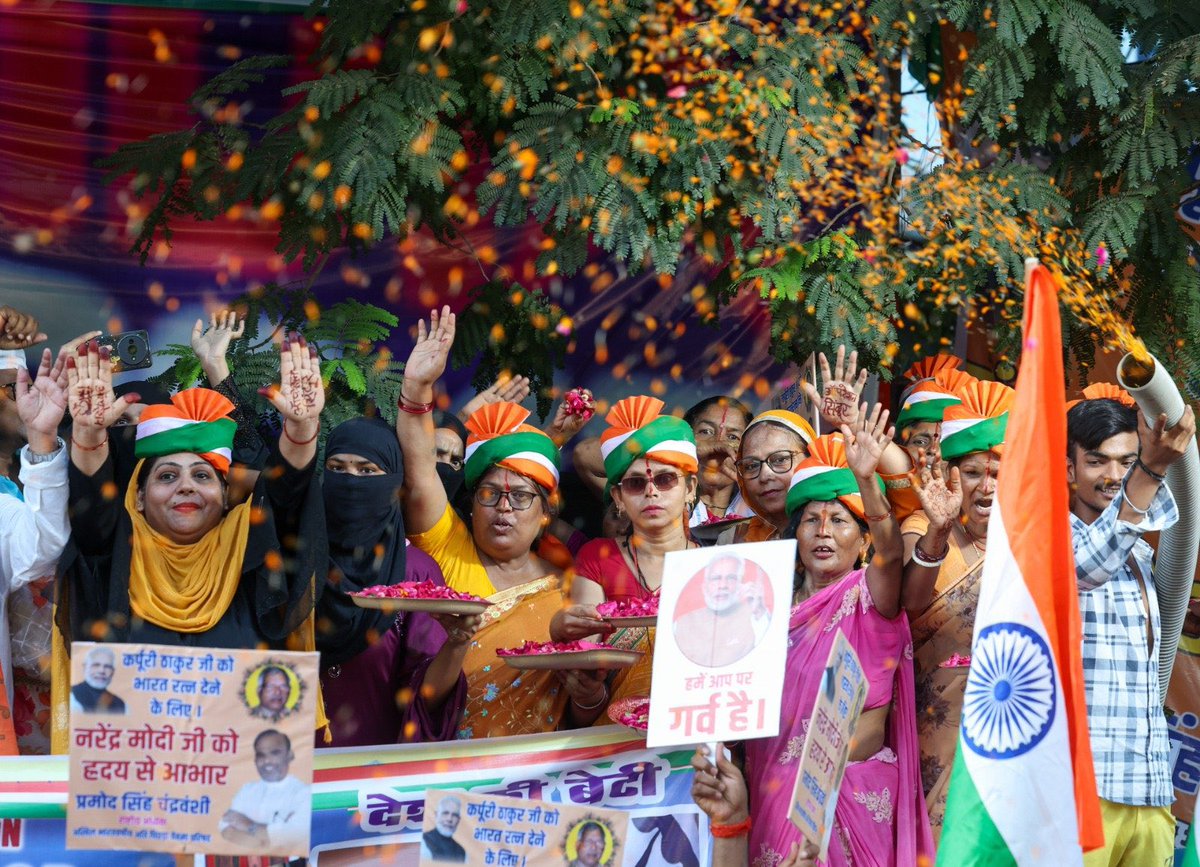 ज्योत्सना सिंह 🇮🇳 (@jyotsnassingh) on Twitter photo <a href="/narendramodi/">Narendra Modi</a> बिहार की धरती कर रही है वंदन,
स्वागत को है तैयार हर एक जन!
नए भारत के शिल्पकार, विकसित बिहार के पहरेदार परम आदरणीय प्रधानमंत्री श्री नरेंद्र मोदी जी का पटना कर रहा है भव्य अभिनंदन
#ModiInPatna #BiharWelcomesModi <a href="/narendramodi/">Narendra Modi</a> बिहार की धरती कर रही है वंदन,
स्वागत को है तैयार हर एक जन!
नए भारत के शिल्पकार, विकसित बिहार के पहरेदार परम आदरणीय प्रधानमंत्री श्री नरेंद्र मोदी जी का पटना कर रहा है भव्य अभिनंदन
#ModiInPatna #BiharWelcomesModi