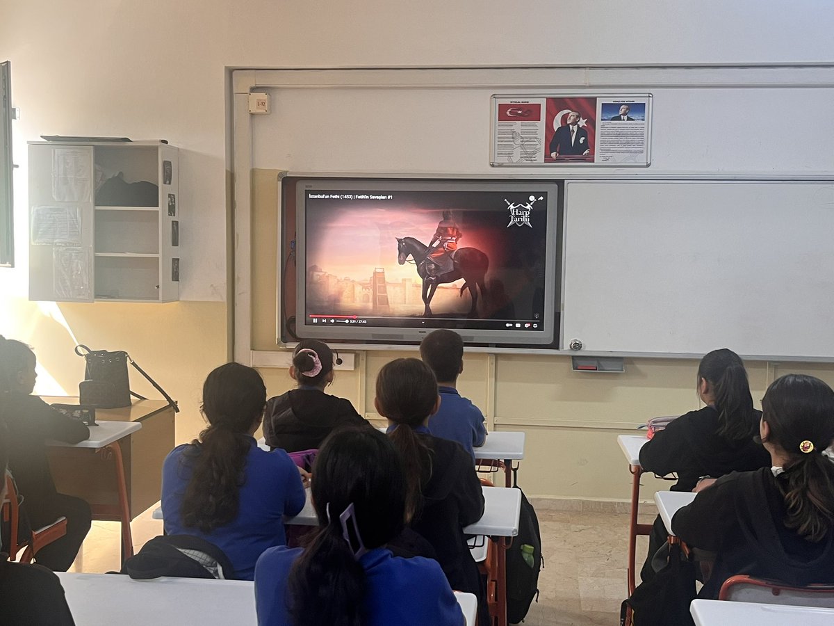 “Geceler vardır;
Dirilişe gebedir.
Fecr olur.
Şehr-i İstanbul feth olunur.
Bir çağ kapanır.
Bir çağ açılır.”
İstanbul’un Fethinin 572. yılında Fatih Sultan Mehmet Han ile ordusunu rahmet ve minnetle yâd ediyoruz.
 #29Mayıs1453 🇹🇷