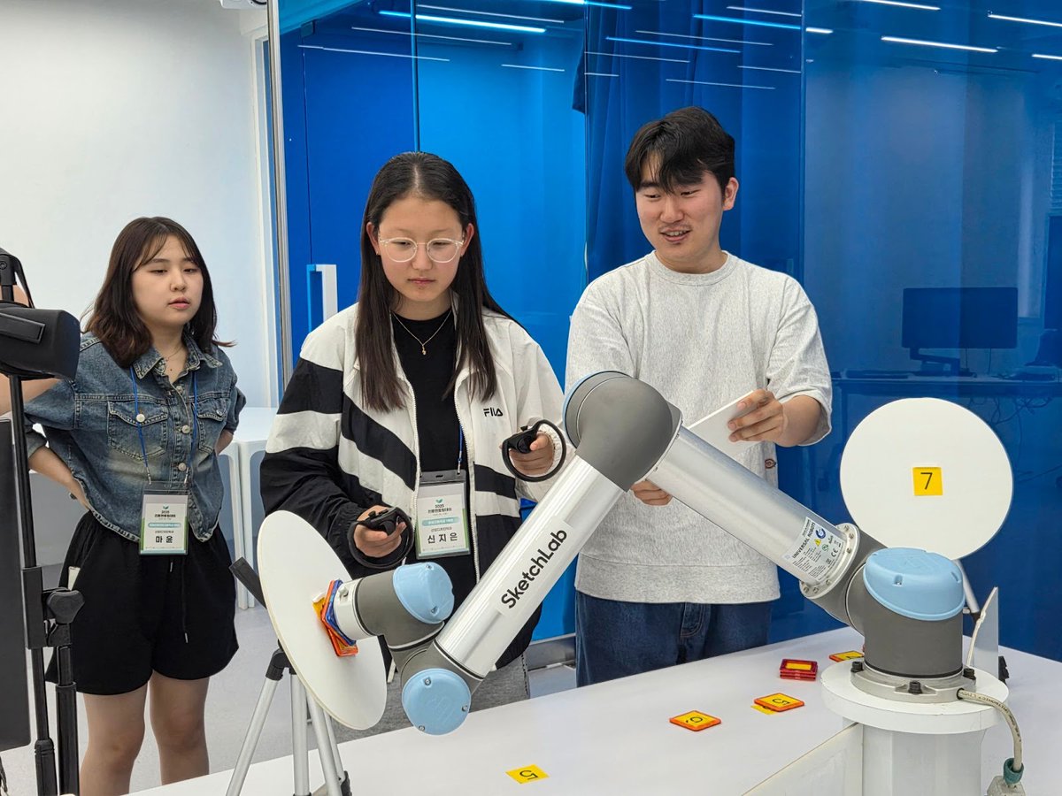 sketchlabkaist's tweet image. On May 17, we showcased our tech at the 2025 KAIST science outreach program for middle and high school students. We hope our tech sparked inspiration in the next generation of industrial designers! 🚀✨