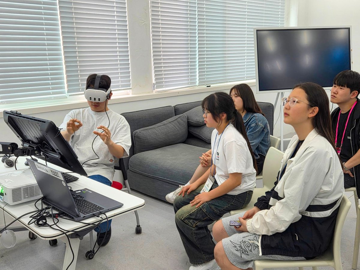 sketchlabkaist's tweet image. On May 17, we showcased our tech at the 2025 KAIST science outreach program for middle and high school students. We hope our tech sparked inspiration in the next generation of industrial designers! 🚀✨