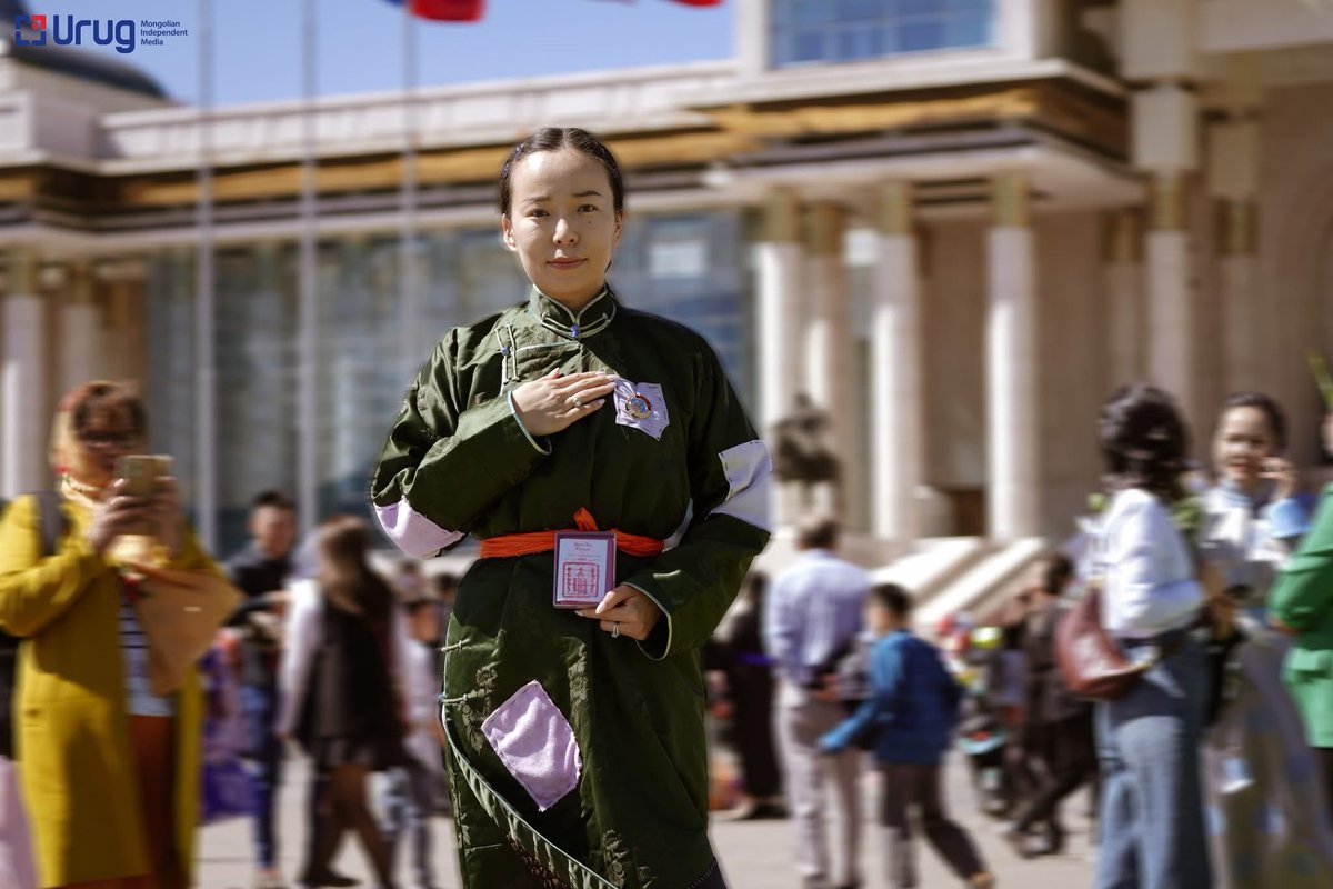 Энэ одонтой ээжийн  “нөхөөстэй” дээл бол зөвхөн одон авахдаа гоёж гангалахад хэцүү байгаа асуудлыг хөндсөн төдий биш. Монголд олон хүүхэд төрүүлж, өсгөнө гэдэг асар хэцүү шүү гэж олон ээжүүдийн дуугарч чаддаггүй агуулгыг харуулахыг зорьсон гэж бодож байна. Хөдөлмөрийн үнэлэмж