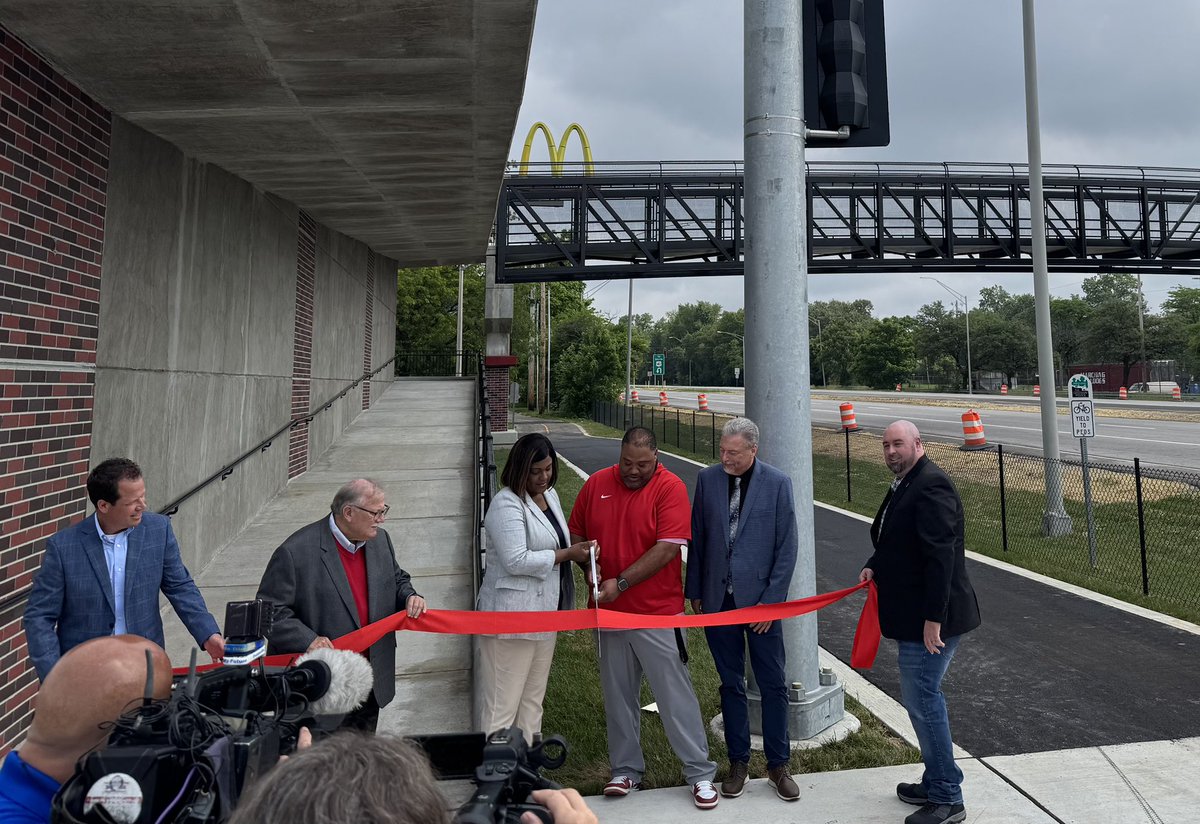 Pedestrian bridge connecting Washington Ave over US 41 is finally open ✅

#Teamwork 
<a href="/INDOTSouthwest/">INDOT Southwest</a>