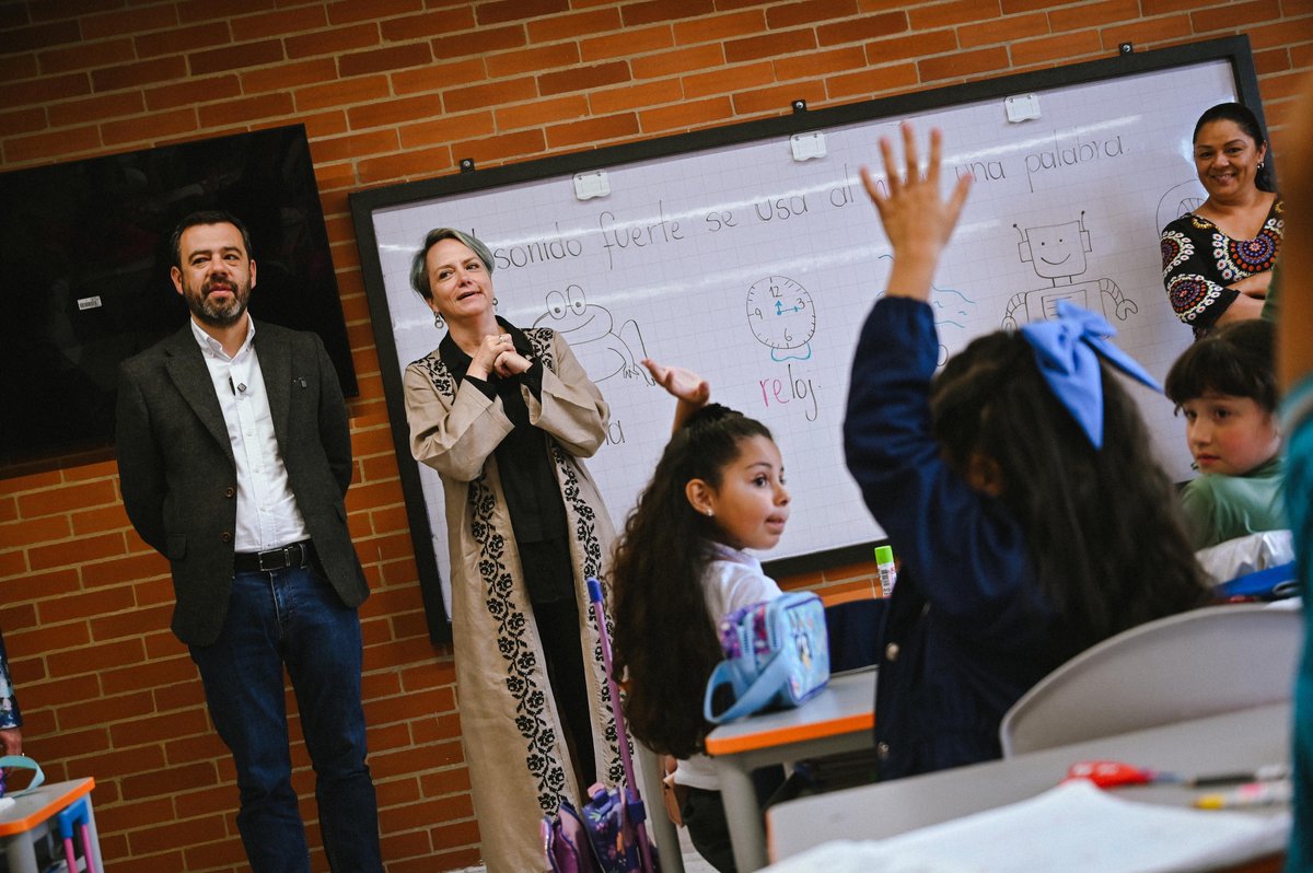 Alcaldía Local de Fontibón (@fontibon_bogota) on Twitter photo Con una inversión de más de $69.000 millones, el colegio María Josefa Canelones se suma a las nuevas infraestructuras que transforman la educación en <a href="/Bogota/">Alcaldía de Bogotá</a>, donde el aprendizaje y el cuidado del medio ambiente van de la mano.
#AquíSíPasa, Bogotá, mi ciudad, mi casa. Con una inversión de más de $69.000 millones, el colegio María Josefa Canelones se suma a las nuevas infraestructuras que transforman la educación en <a href="/Bogota/">Alcaldía de Bogotá</a>, donde el aprendizaje y el cuidado del medio ambiente van de la mano.
#AquíSíPasa, Bogotá, mi ciudad, mi casa.
